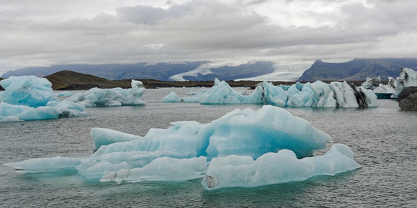 An image of floating icebergs in Jökulsárlón Glacier Lagoon, a nice thing to see in Iceland