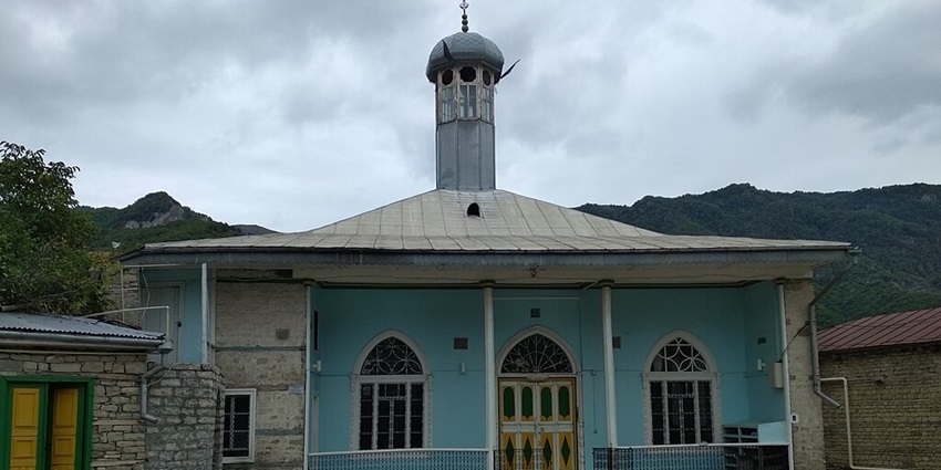 A view of famous mosque at Lahij Village offers scenic mountain surroundings.
