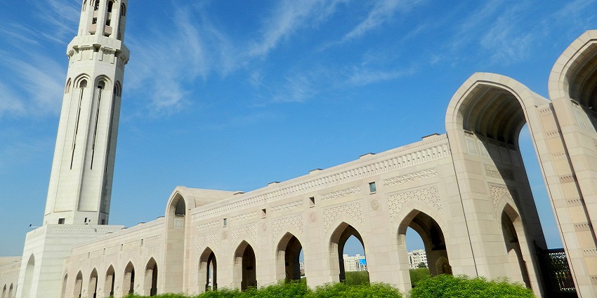 Things to do in Oman include exploring the majestic mosque with intricate architecture