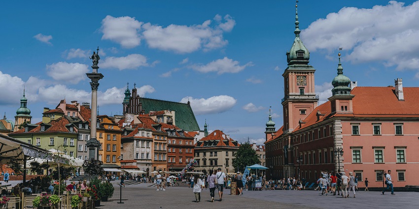 Image of Old Town square in Warsaw, people strolling around - best things to do