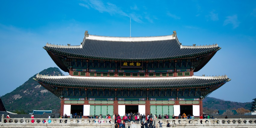 Gyeongbokgung Palace showcases stunning architecture, making it one of the best things to see in South Korea.