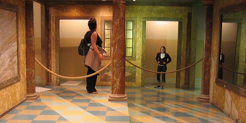 Interesting illusion rooms at the upside-down museum