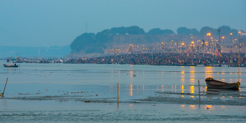 An image of Kumbh Mela where thousands of people are bathing in the river - Thinsg to do in Prayagraj.