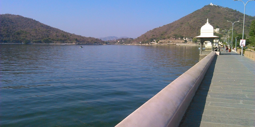 Tranquil Fateh Sagar Lake is surrounded by hills and scenic beauty.