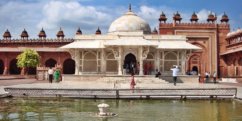 Explore the supreme example of mughal architecture at fatehpur sikri
