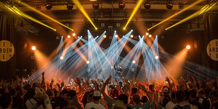An artist performing live at Festival Métropolis en Lumière, showcasing energetic rock.