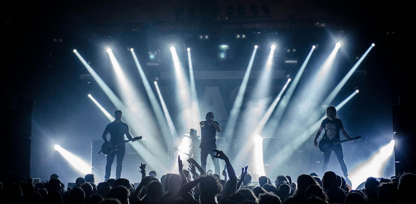 Festival de Musique Émergente (FME) showcasing a lively atmosphere with crowds.