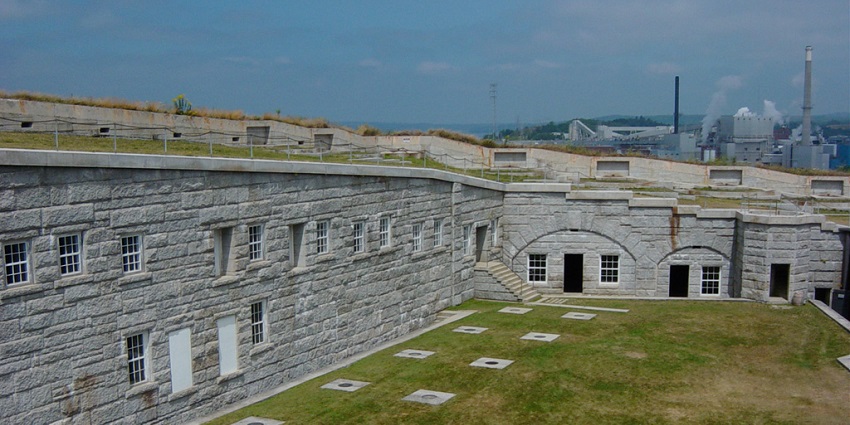 An image showing a view of the courtyard of Fort Knox, a well-known place in Kentucky.