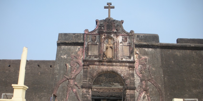 Daman travel guide provides information about the historic fort showcasing Portuguese architecture and scenic river views.