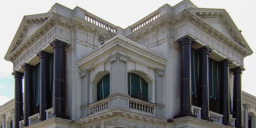A Chennai tour guide highlights a colonial-era fort with museums and heritage structures.