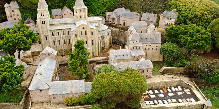 Discover all France's monuments at France Miniature -one of the theme parks in Paris.
