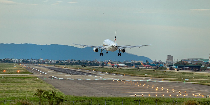 A vibrant view of Airplane landing, a popular airport in Washington, DC