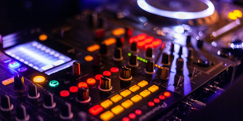 An image of the crowded dance floor at Freestyler Club, one of the best Belgrade nightlife.