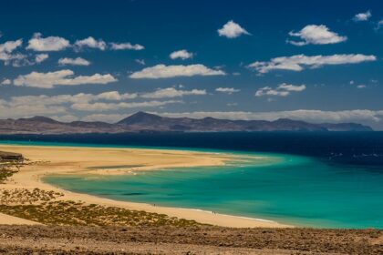 Fuerteventura travel guide highlights stunning beaches, volcanic landscapes, and culture.