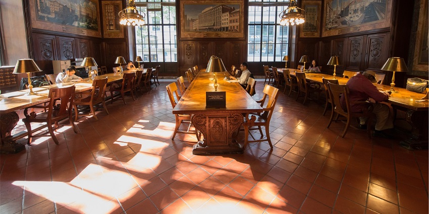 Gallery 21 combines art with entertainment and also serves drinks in a unique setting.