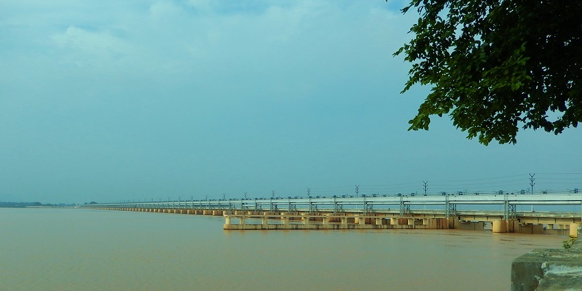 make the time pass at a slow pace when with your partner at Ganges Barrage