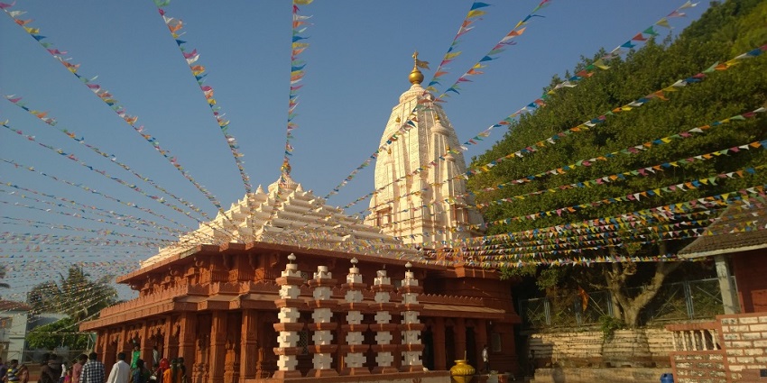 One of the main tourist attractions near the museum is the Ganpatipule Temple.