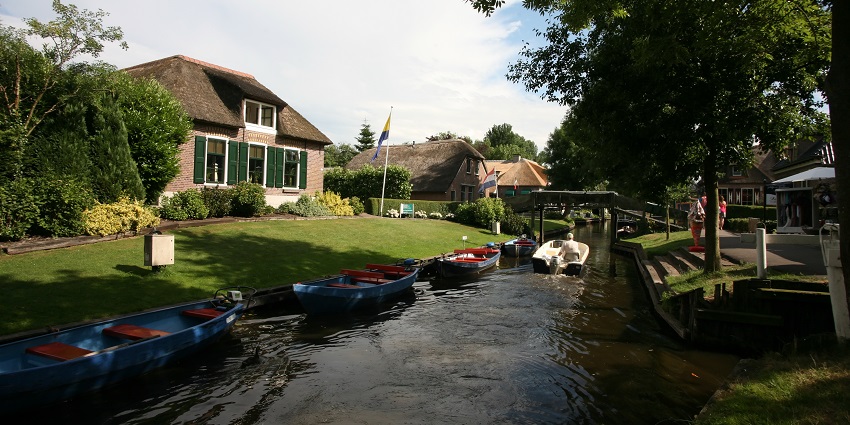 Live in the serene beauty no-roads Giethoorn village.