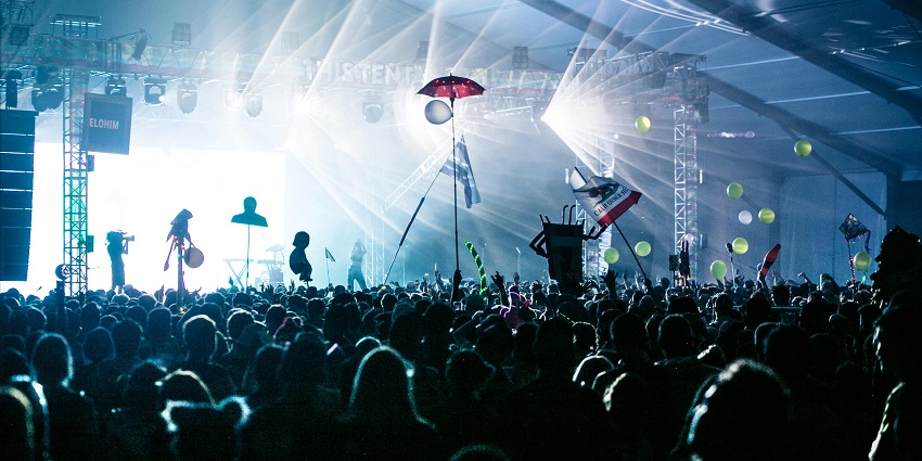 Enjoy chic decor, extensive cocktail menu, and live DJ performances at the Glass House.