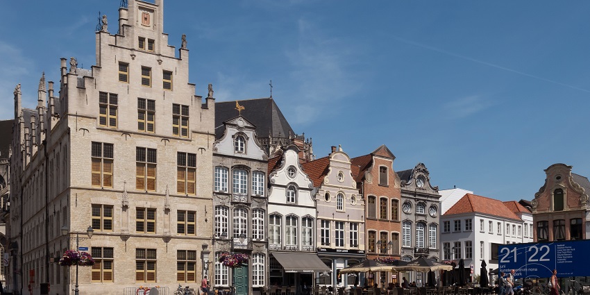 Experiencing historical architecture, where vivid markets are scattered.