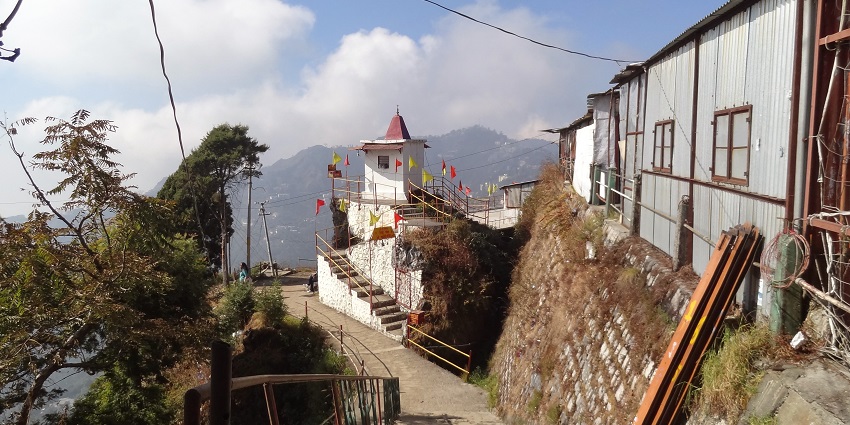 Mussoorie travel guide takes you through the popular hilltop, offering scenic views.