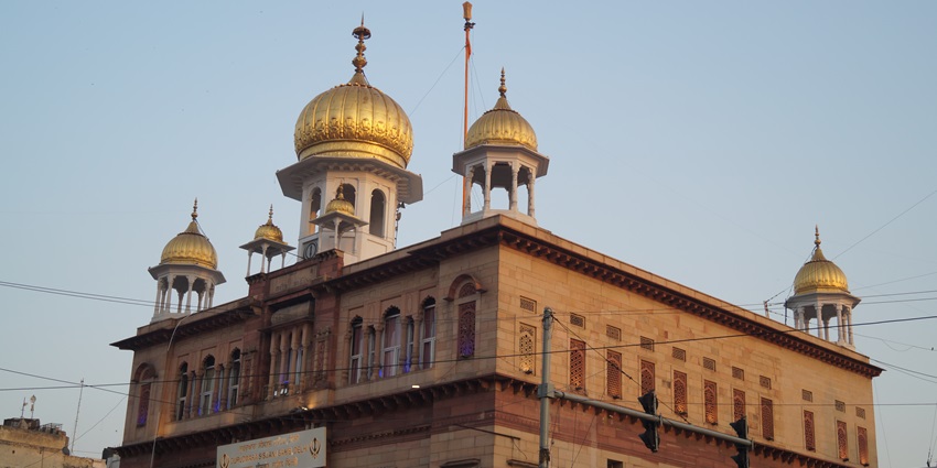 The Gurudwara Sis Ganj Sahib, one of the top places to visit near Noida within 100 kms.