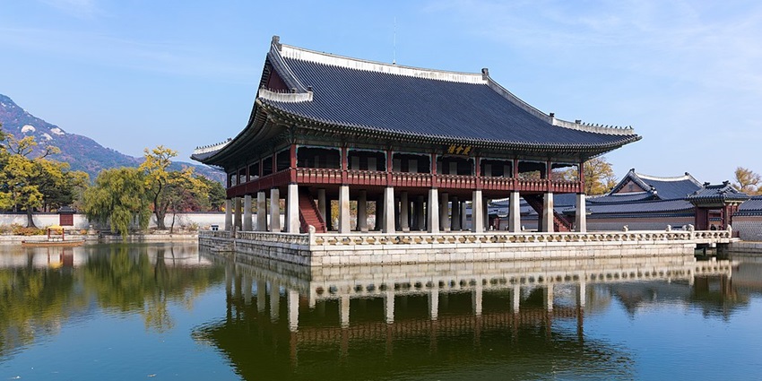 Historic Gyeongbokgung Palace with grand architecture, is among the famous places to visit in Seoul in March.