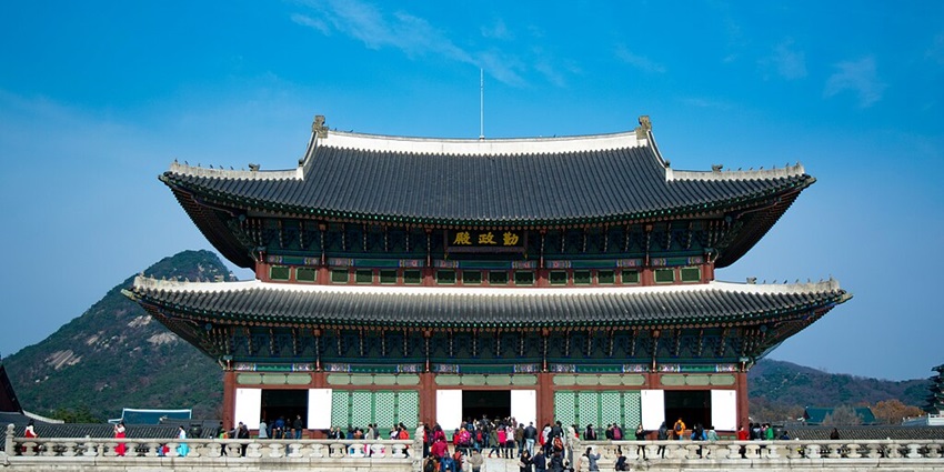 Places to visit in South Korea include the majestic palace showcasing Korea’s royal and enchanting architecture.