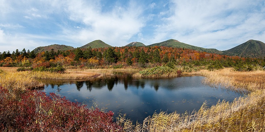 Suiren Pond and Hakkoda Volcano offer stunning views among places to visit in Japan in October.