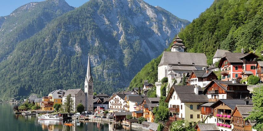 Stunning lakeside view of Hallstatt’s romantic village scenery.