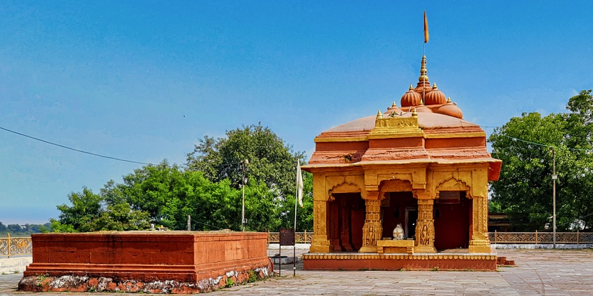 A small yet revered temple in Handia, worshipped by all.