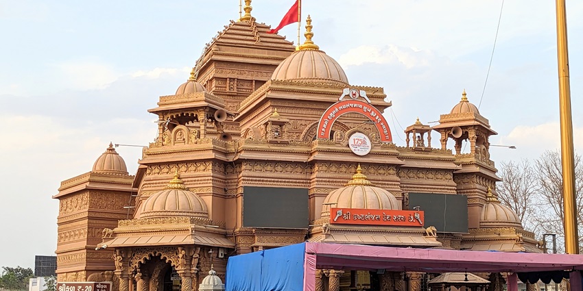 Front view of Shree Kashtabhanjan Dev Hanuman Temple in Salangpur with carved domes.