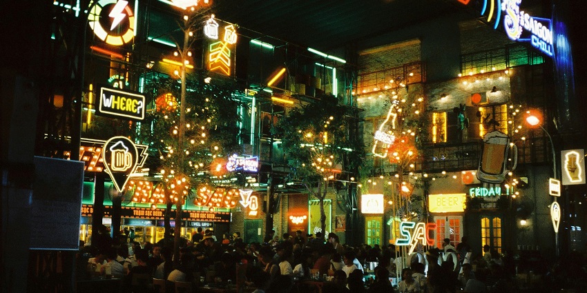 An image of guests enjoying hearty meals while experiencing the best Vienna nightlife.