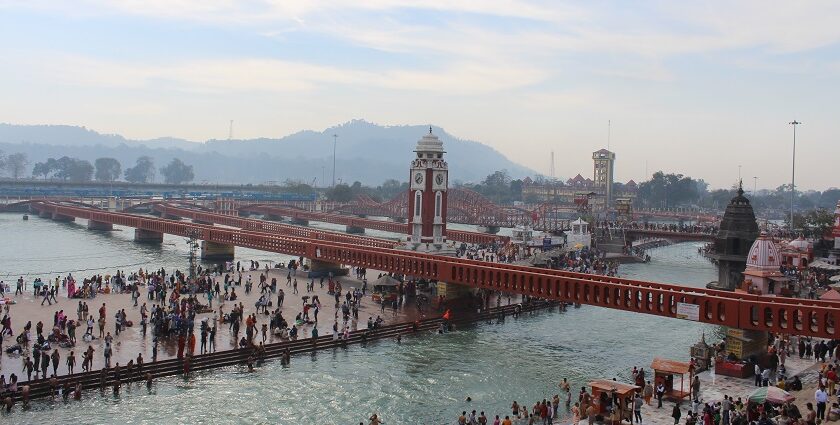 Haridwar travel guide highlights ghats, temples, and scenic spiritual landscapes.