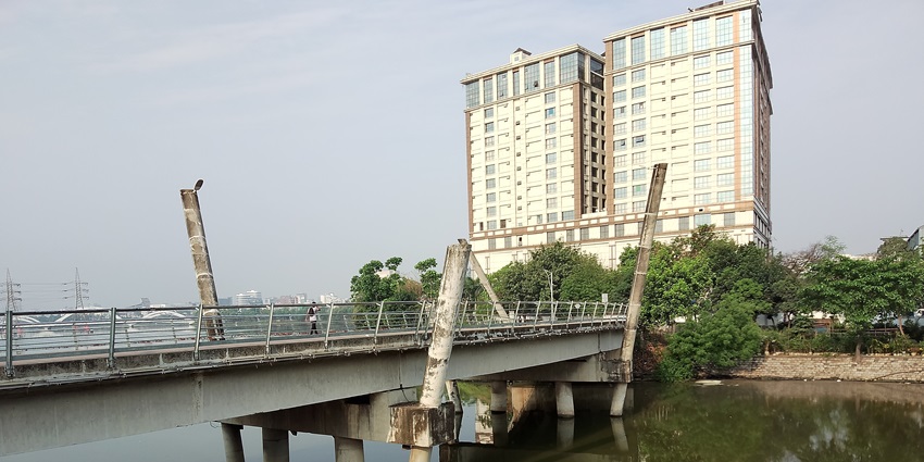 The Hatirjheel Lakefront is one of the best places to visit in Dhaka in Bangladesh