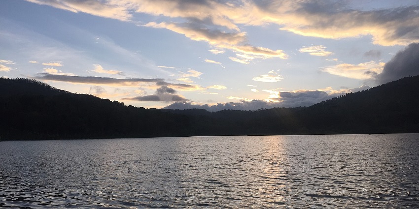 Serene lake surrounded by scenic hills, perfect for relaxation, highlighted in the Chikmagalur travel guide.