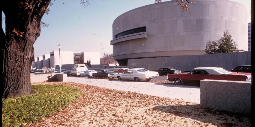 An image of an art installation at the Hirshhorn Museum, a modern art museum in Vienna.
.