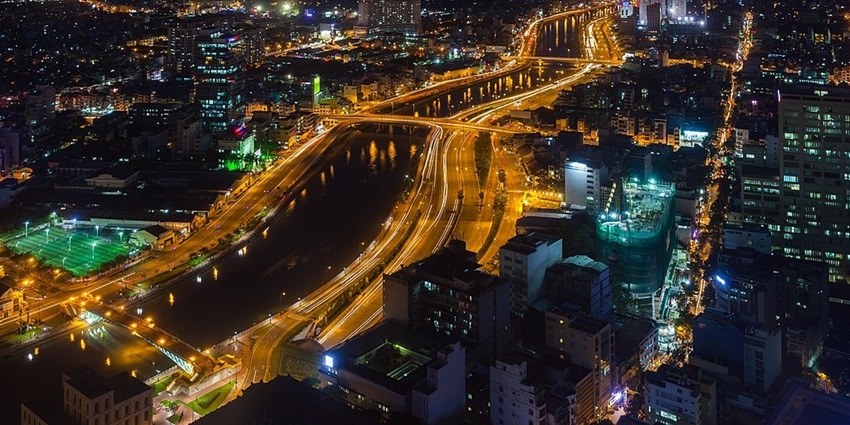 A view of Ho Chi Minh City roads shows a light exposure image, showing the traffic.