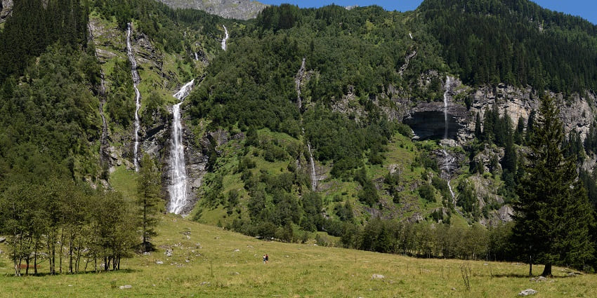 A picture of Mallnitz in the distance, surrounded by mountains.