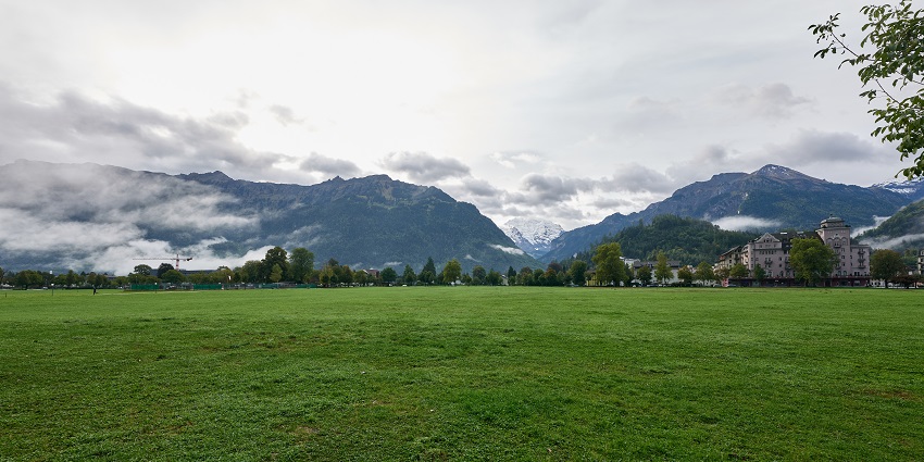Höhematte Park offers captivating scenery, lush greenery and majestic mountains.