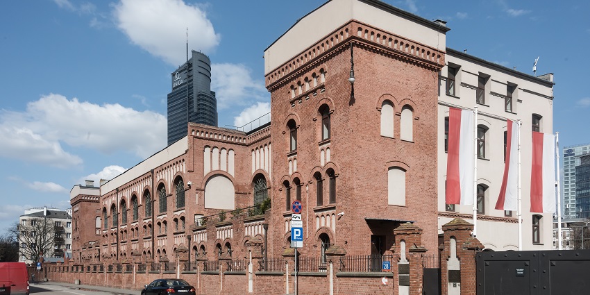 Image of the museum from top and people strolling around - one of the best things to do in Warsaw