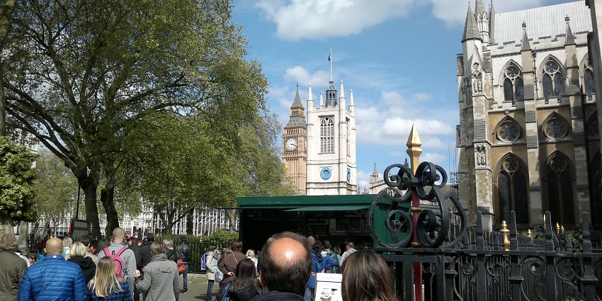An image of the Houses of Parliament and Big Ben in Westminster, London, beside the River Thames