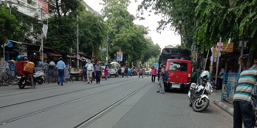 A picture of Kolkata streets which depicts the local transport options to reach.