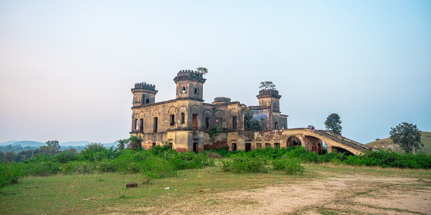 Local bus transportation available to reach Jalalgarh Fort in Bihar