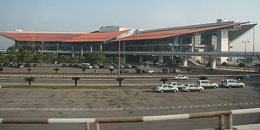 Taxis are parked in front of the Noi Bai International Airport, one of the important airports in Vietnam.