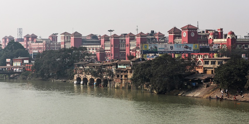 A stunning view of the Howrah Railway Station on the banks of River Hooghly