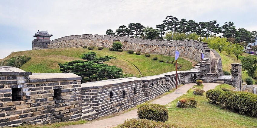 Impressive fortress in Suwon, blending history and architectural magnificence.