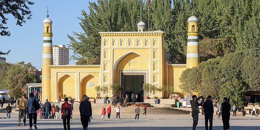 Image of Id Kah Mosque and visitors strolling around the mosque during day time