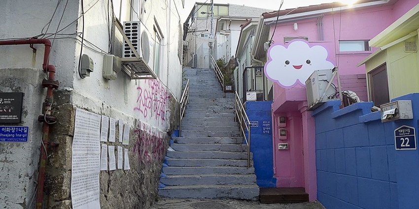Colorful murals adorning charming streets, showcasing Seoul's artistic flair, the best places to visit in Seoul.
