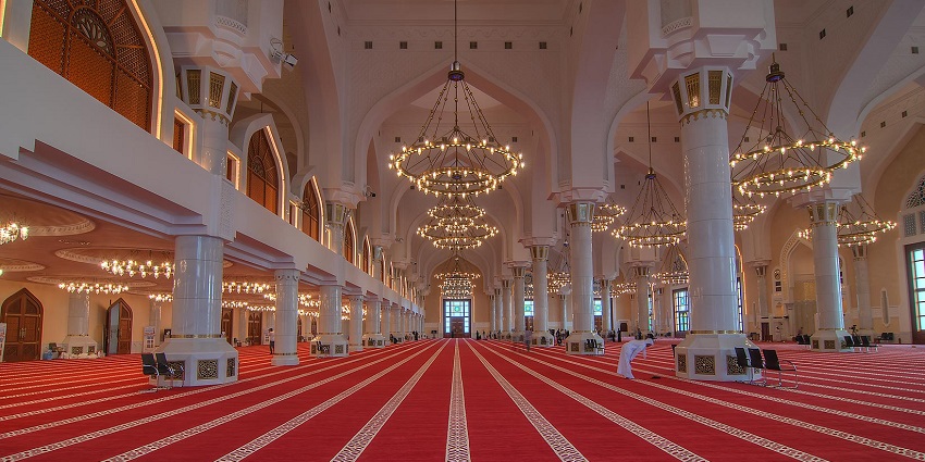 Grand Qatar mosque showcases traditional Islamic architecture and stunning interiors.